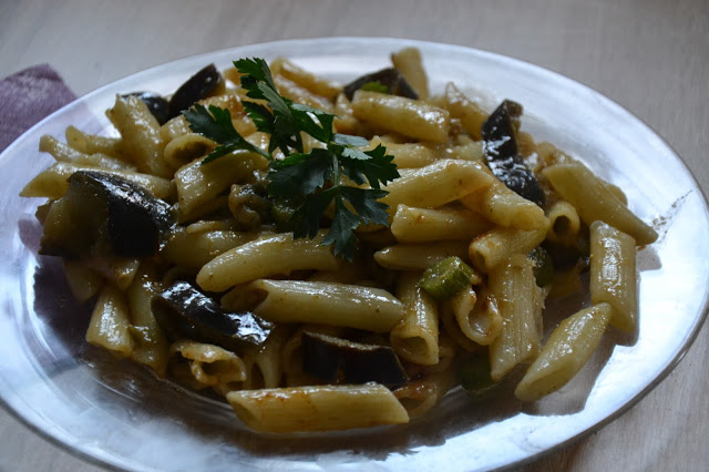Supper’s combinations – penne with aubergine and barbecue sauce with pesto