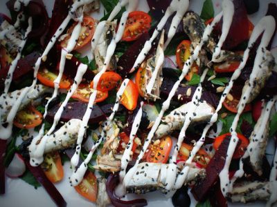 Salad with beets, sardines and tomatoes